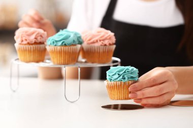 Mutfakta lezzetli Cupcakes ile genç kadın şekerleştirici