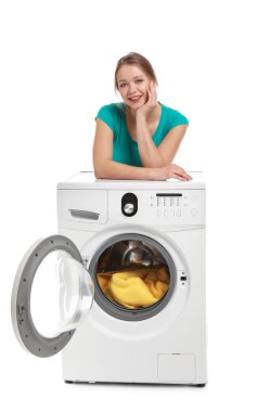 Beyaz arka planda çamaşır makinesi ile genç kadın
