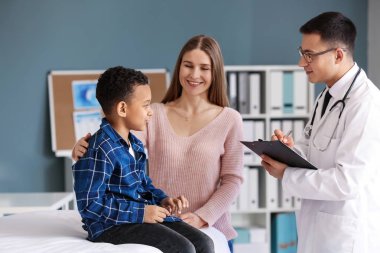 Afro-Amerikan çocuk doktorunun ofisinde annesi ile