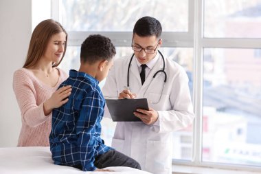 Afro-Amerikan çocuk doktorunun ofisinde annesi ile