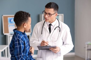 Pediatrist ofisinde Afrikalı-Amerikalı çocuk