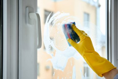 Evde pencerenin temizlenmesi