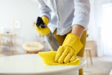 Genç kadın temizlik tablo içinde ev, kapatmak