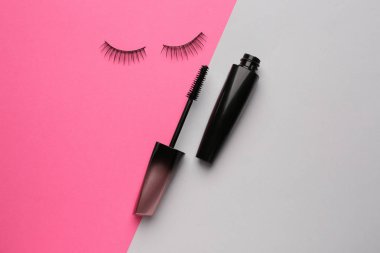 Renk arka plan üzerinde sahte kirpik ile maskara
