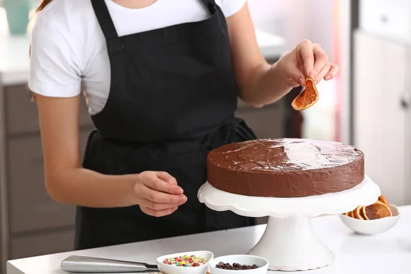Νεαρό θηλυκό ζαχαρογλυκό τούρτα διακόσμησης στην κουζίνα — Φωτογραφία Αρχείου