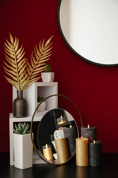 Горящие свечи, зеркало и декор на столе — стоковое фото