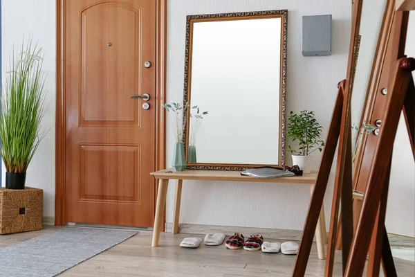 Tisch mit großem Spiegel im Inneren der Halle — Stockfoto