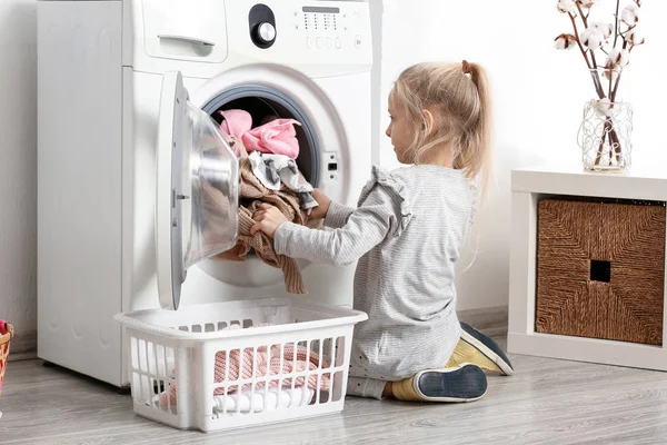 Petite fille faisant la lessive à la maison — Photo