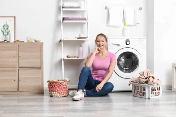 Mujer joven haciendo la colada en casa — Foto de Stock