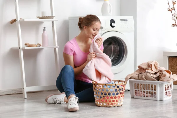 Jonge vrouw doet wasserij thuis — Stockfoto