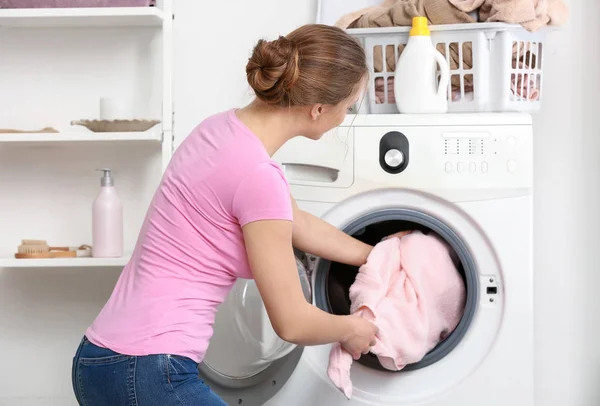 Giovane donna che fa il bucato a casa — Foto Stock
