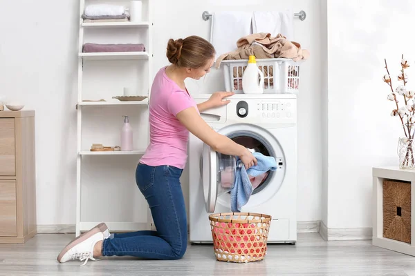 Jeune femme faisant la lessive à la maison — Photo