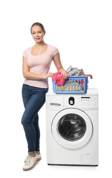 Jeune femme avec lave-linge sur fond blanc — Photo