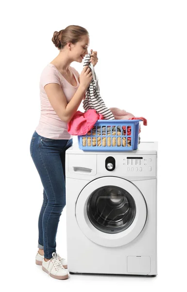 흰색 바탕에 깨끗 한 세탁의 냄새를 즐기는 젊은 여자 — 스톡 사진