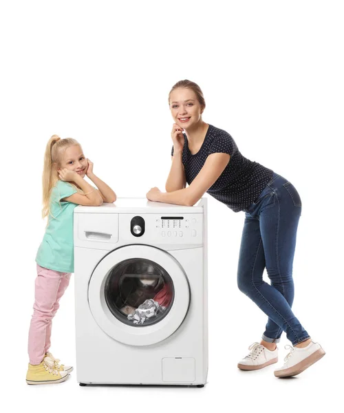 Jeune femme et sa petite fille faisant la lessive sur fond blanc — Photo