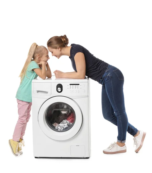 Jeune femme et sa petite fille faisant la lessive sur fond blanc — Photo