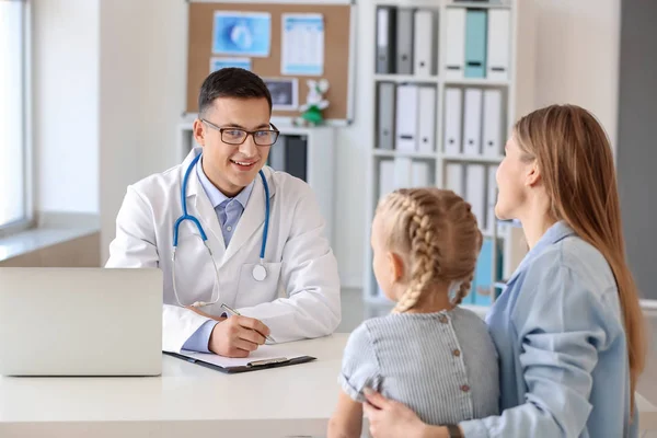 Kleines Mädchen mit Mutter beim Kinderarzt — Stockfoto