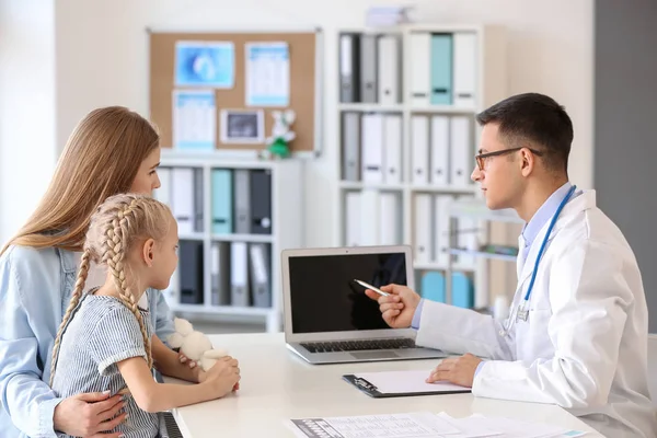 Niña con madre en el consultorio del pediatra — Foto de Stock