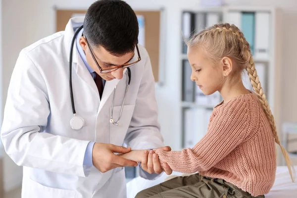 Kinderarzt untersucht kleines Mädchen in Klinik — Stockfoto