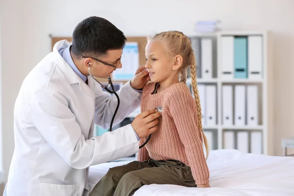 Gyermekorvos, kislányt vizsgál a klinikán. — Stock Fotó