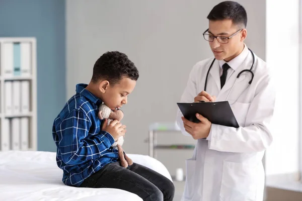 African-American boy at pediatrician's office — Stockfoto