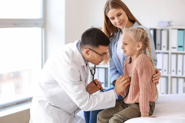 Pediatr vyšetřuje malou holčičku na klinice — Stock fotografie