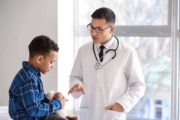 African-American boy at pediatrician's office — Stockfoto