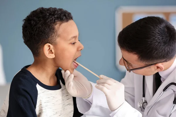 A gyermekgyógyász vizsgálata afro-amerikai fiú a klinikán — Stock Fotó