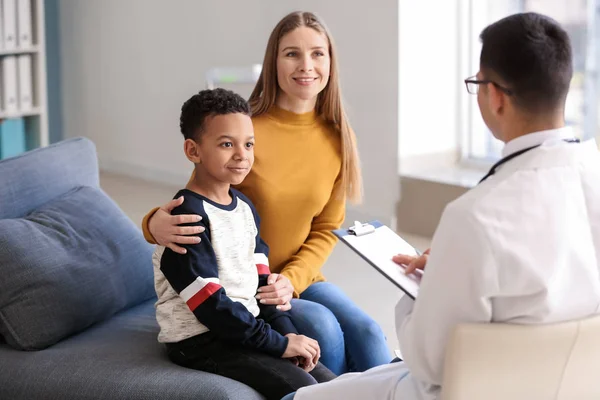 Afro-Amerikaanse jongen met moeder bij de kinderarts kantoor — Stockfoto