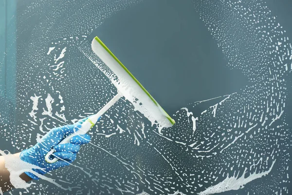 Kobieta mycie okien detergentem — Zdjęcie stockowe