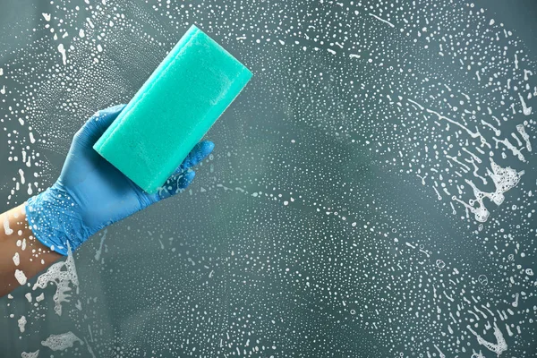 Kadın çamaşır deterjan penceresiyle — Stok fotoğraf