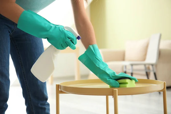 Woman cleaning table in room — Stock Photo, Image