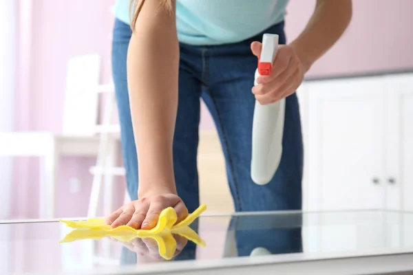 Woman cleaning table in room — Stock Photo, Image