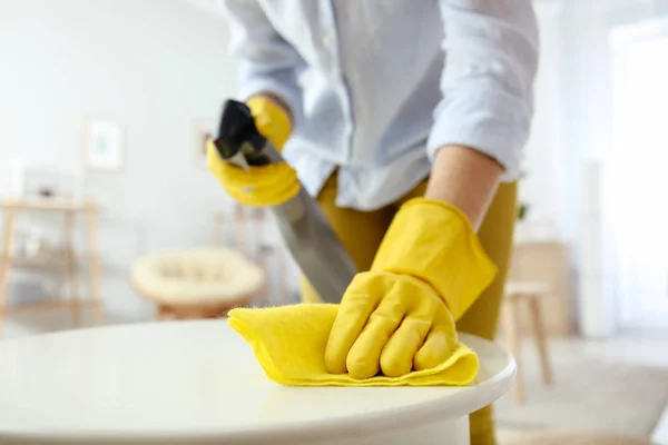 Mujer joven limpiando mesa en casa, primer plano — Foto de Stock