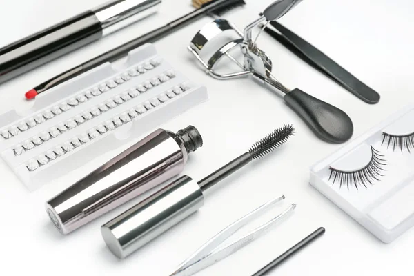 Rímel con pestañas y herramientas falsas sobre fondo blanco —  Fotos de Stock
