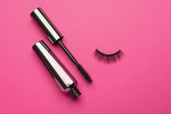 Mascara mit falschen Wimpern auf farbigem Hintergrund — Stockfoto