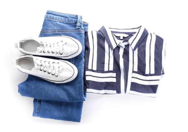 Джинсы, рубашка и обувь на белом фоне — стоковое фото
