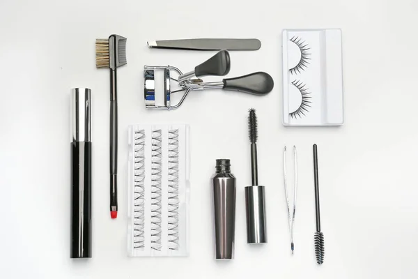 Mascara avec faux cils et outils sur fond blanc — Photo