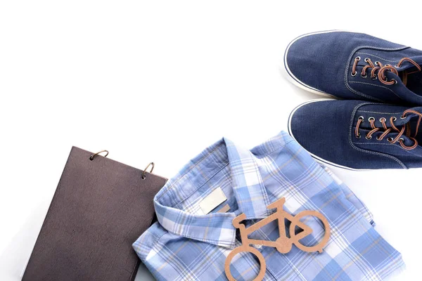 Skjorta, skor, anteckningsbok och figur av cykel på vit bakgrund. Resor-konceptet — Stockfoto
