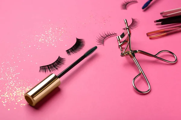 Mascara with false eyelashes and tools on color background — Stock Photo, Image