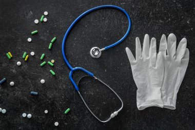 Stetoskop, eldiven ve grunge arka plan hapları