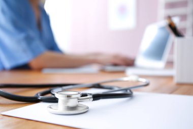 Stetoskop ile yaprak kağıt doktorun tablo, portre