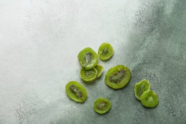Renk arka plan üzerinde kurutulmuş lezzetli kivi