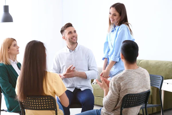 Personas en sesión de terapia de grupo — Foto de Stock