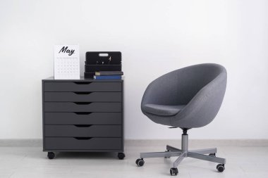 Odada Flip takvim ve koltuk ile çekmeceler göğüs