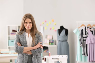 Atelier güzel kadın işletme sahibi portresi
