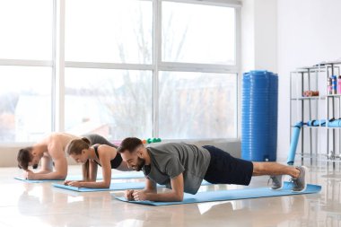 Spor salonunda eğitim sportif gençler