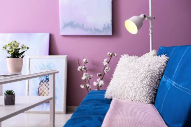 Rahat kanepesi ve masası olan modern bir oda.