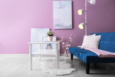 Rahat kanepesi ve masası olan modern bir oda.