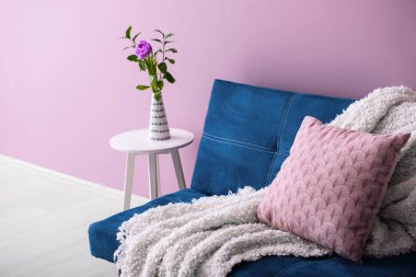 Rahat kanepesi ve masası olan modern bir oda.